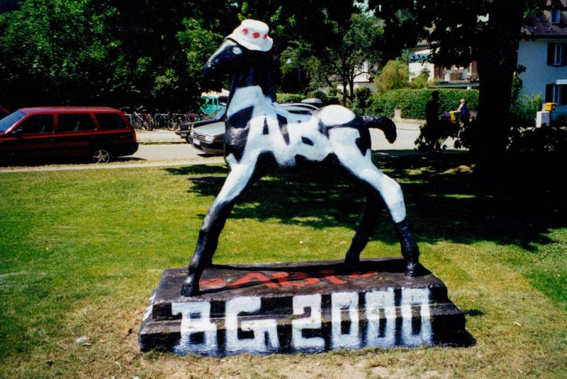 Holbein-Pferd schwarz-weiß mit Graffiti, Sockel mit der Aufschrift „BG 2000“
