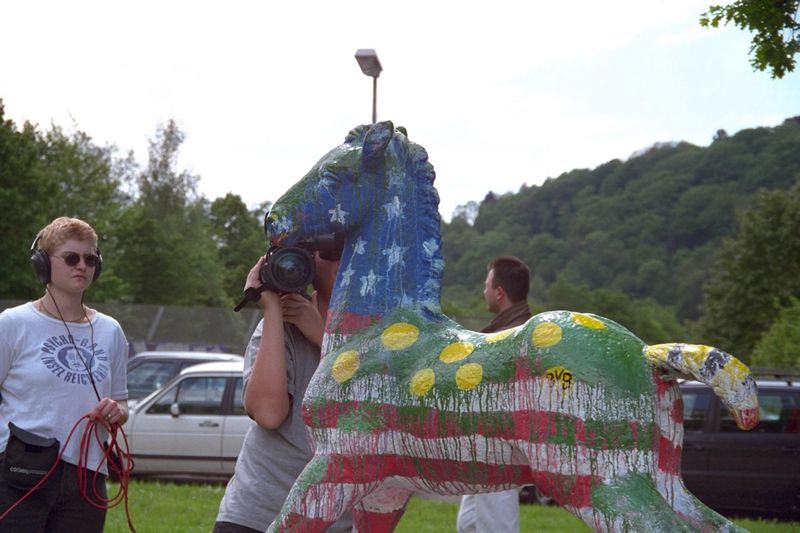 Holbein-Pferd mit amerikanischer Flagge Stars and Stripes bemalt, Kamerateam davor