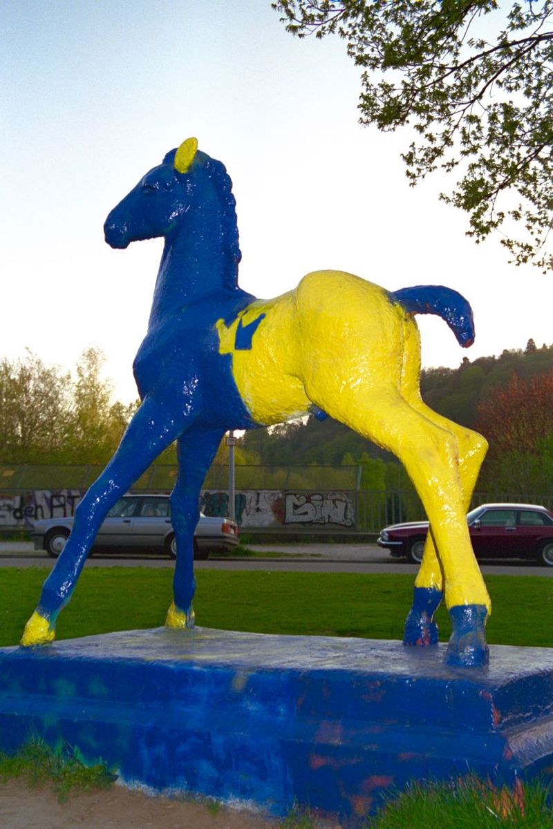 Holbein-Pferd blau und gelb mit Krone