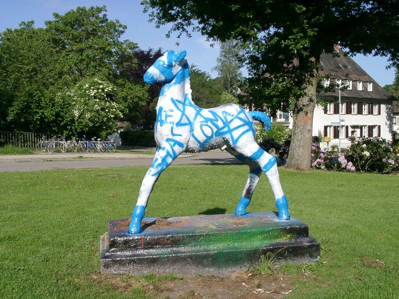 Holbein-Pferd weiß mit blauem Netzmuster
