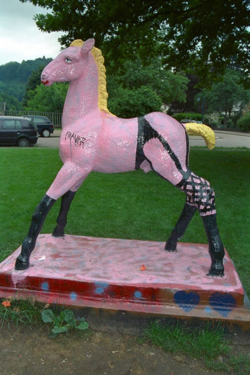 Holbein-Pferd rosa mit schwarzen Strapsen und Strümpfen, das frivole Pferd