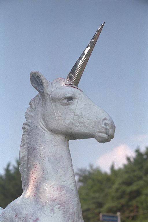 Holbein-Pferd weiß mit silbernem Horn als Einhorn