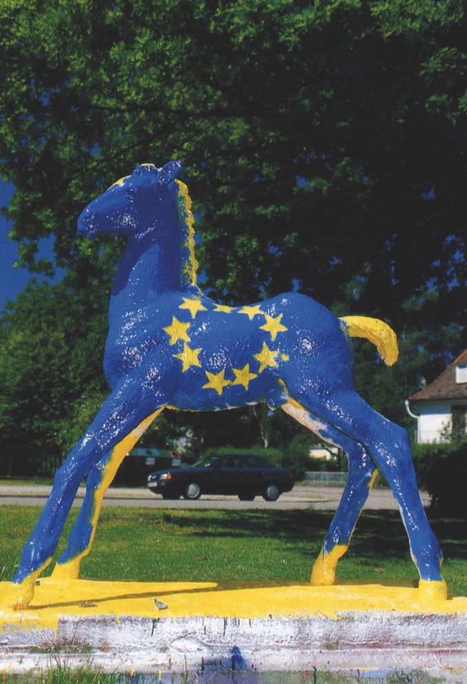 Holbein-Pferd blau mit gelben Europasternen auf gelbem Sockel
