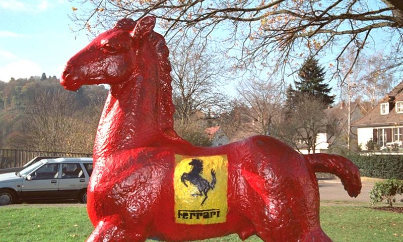 Holbein-Pferd rot mit Ferrari-Wappen auf der Flanke