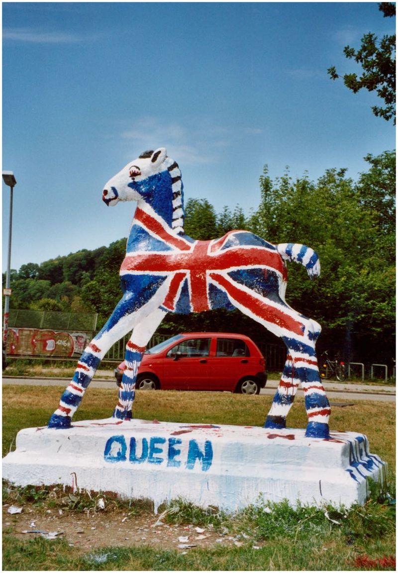 Holbein-Pferd mit britischer Flagge Union Jack bemalt, Sockel mit „Queen“
