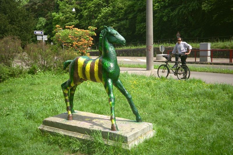 Holbein-Pferd grün mit gelb-schwarzen Streifen, übermalte Tigerente
