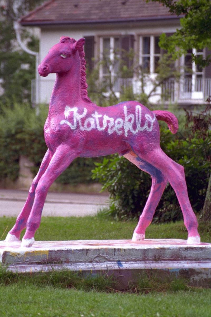 Holbein-Pferd pink mit weißem Schriftzug „Katzeklo“