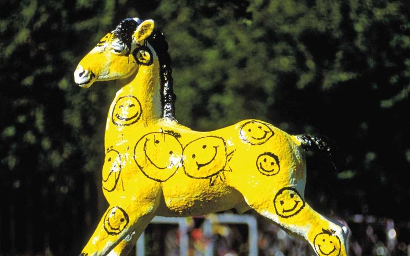 Holbein-Pferd gelb mit lachenden Smiley-Gesichtern: keep smiling