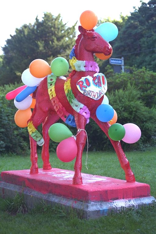 Holbein-Pferd pink mit vielen bunten Luftballons als Party-Pferd