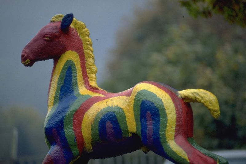 Holbein-Pferd in Regenbogenfarben gestreift