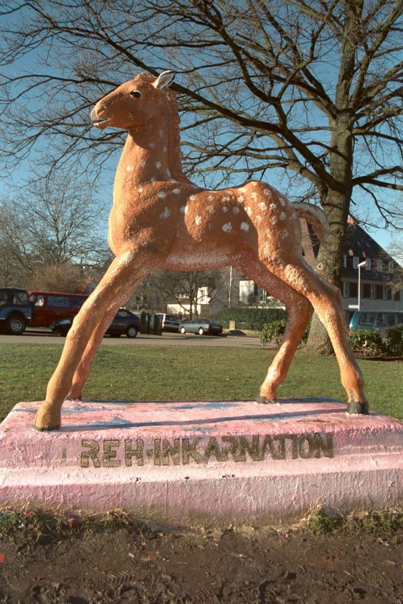 Holbein-Pferd braun mit weißen Tupfen wie ein Reh, Sockel „Reh-Inkarnation“