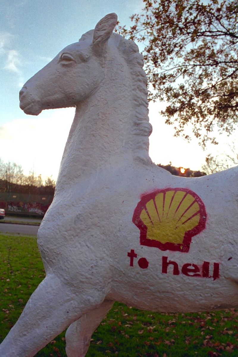 Holbein-Pferd weiß mit Shell-Logo und Schriftzug „to hell“