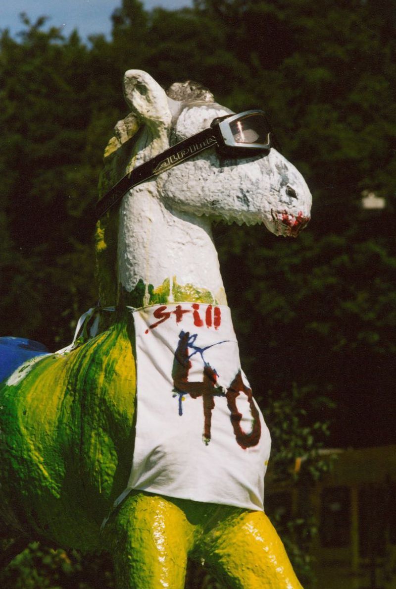 Holbein-Pferd als Skifahrer mit Skibrille und Startnummer 40