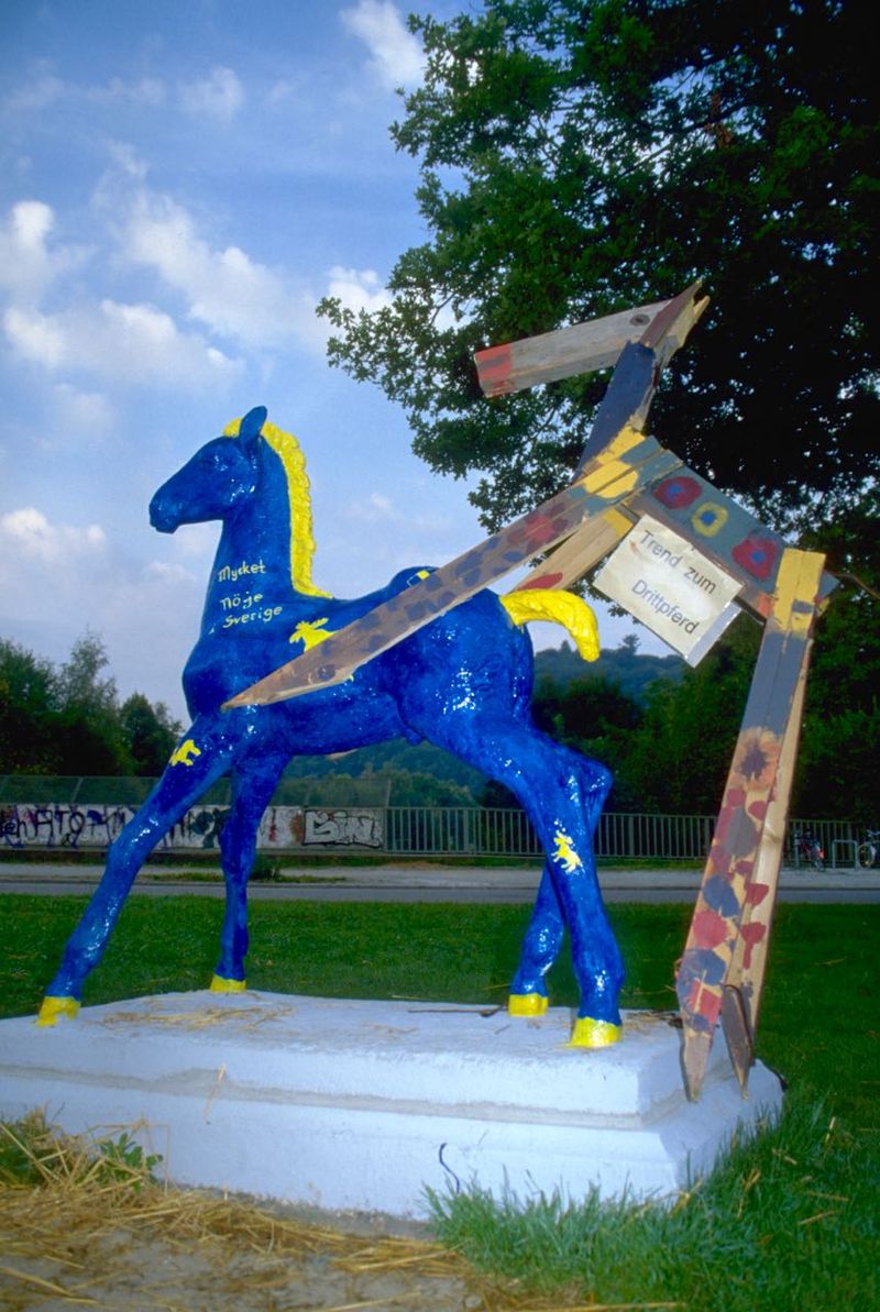 Holbein-Pferd blau mit gelben Sternen und zwei weiteren Holzpferdchen daneben: Trend zum Drittpferd