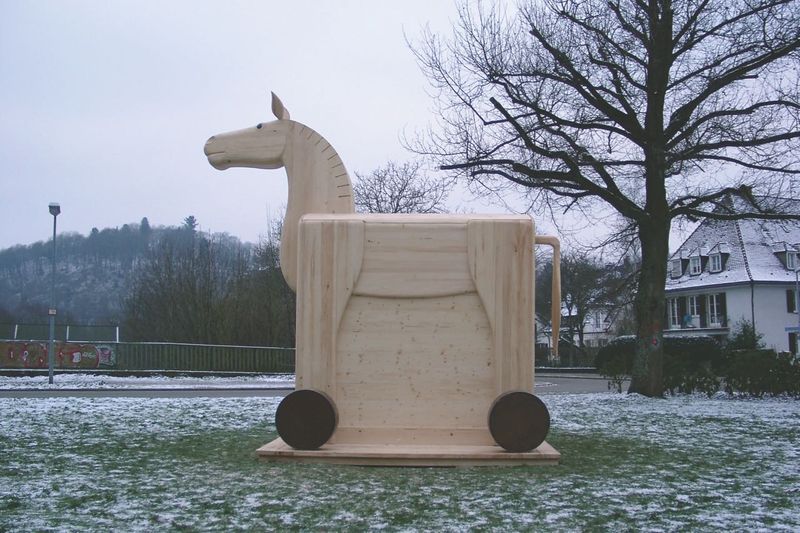 Holbein-Pferd als Trojanisches Pferd verkleidet: Holzpferd auf Rädern im Schnee