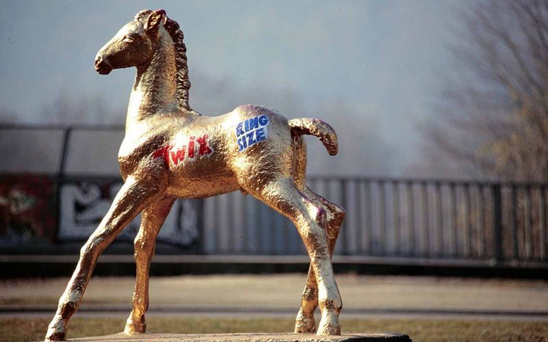 Holbein-Pferd gold mit Twix-Logo