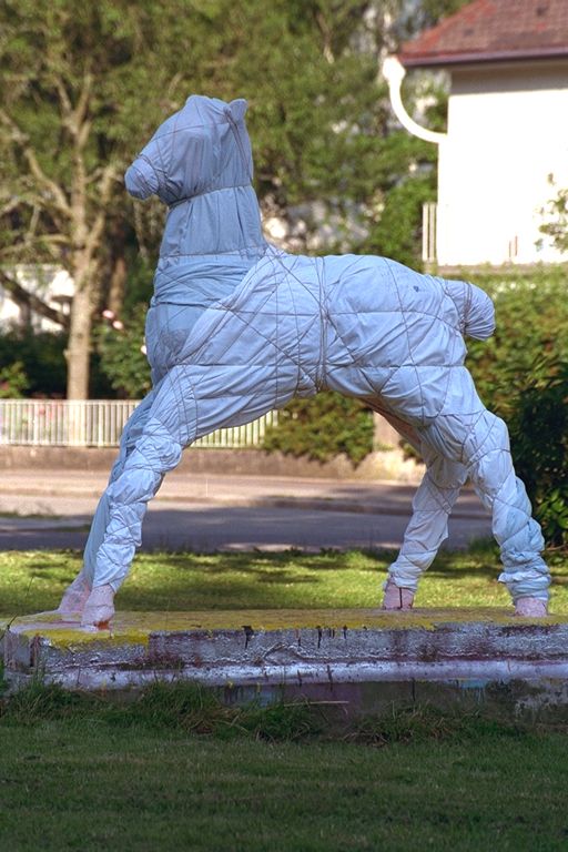 Holbein-Pferd in weiße Folie verpackt à la Christo