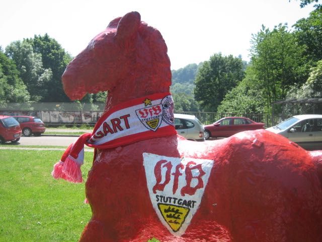 Holbein-Pferd rot mit Wappen und Fanschal des VfB Stuttgart