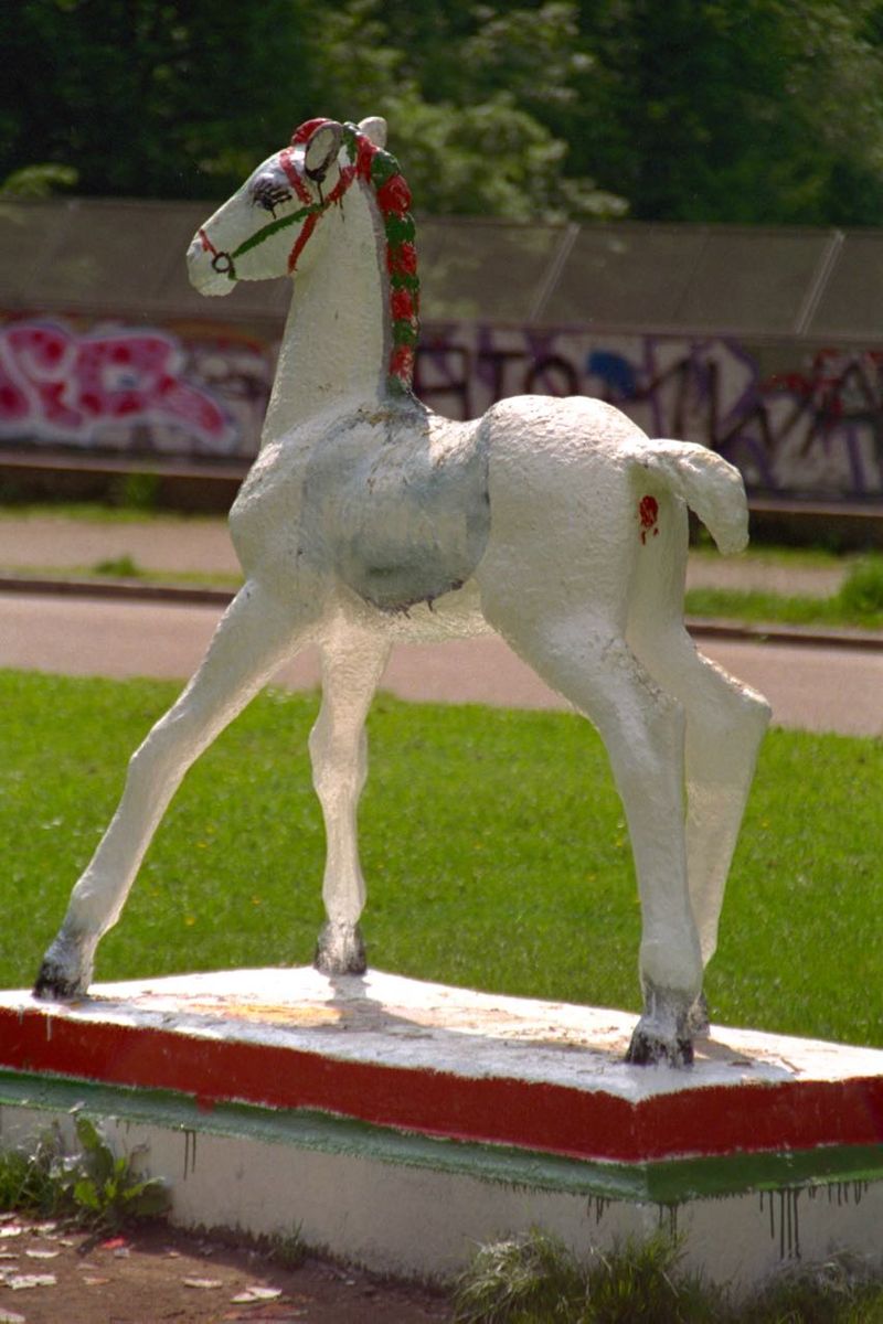 Holbein-Pferd weiß mit grauer Mähne auf rotem Sockel