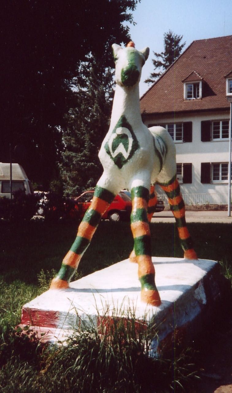 Holbein-Pferd weiß mit grün-orange geringelten Beinen und Werder-Bremen-Raute