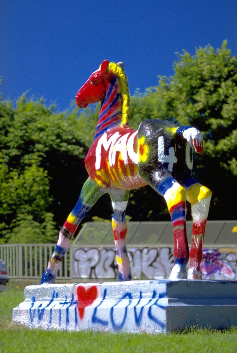 Holbein-Pferd bunt mit Zahlen und Mustern bemalt, auf dem Sockel „with Love“ mit Herz